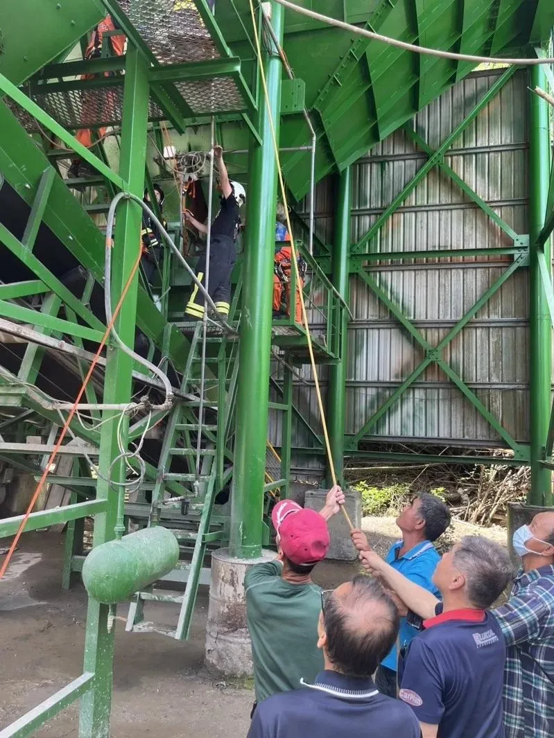 苗栗2名工人作業時不慎跌落預拌槽，其中1人成功逃出，但24歲越籍阮姓移工卻遭砂土活埋身亡。（圖／翻攝畫面）