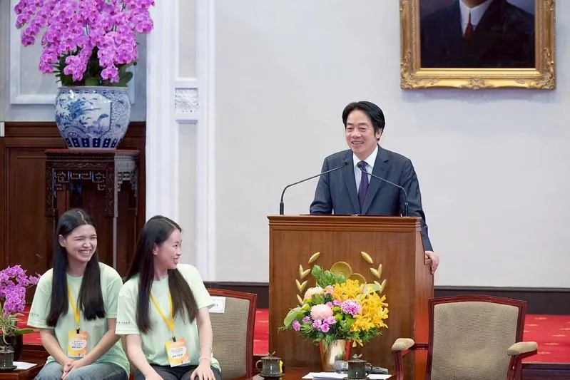 賴清德17日為青年海外志工服務代表授旗並表示，青年海外志工服務隊是台灣服務社會、連結世界的交流計畫。（圖/總統府提供）