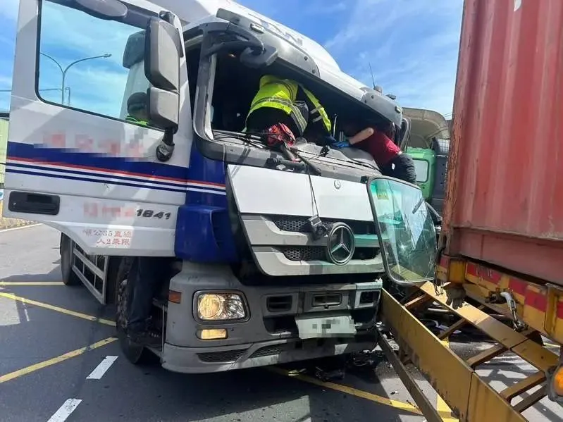 基隆市基隆港西岸22日白天發生2輛貨櫃車碰撞事故，其中1名女駕駛受困變形車頭。（圖／翻攝自Facebook@基隆人踹共）