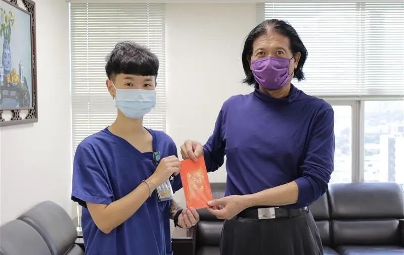 朱姓護理師接受院方表揚。（圖／翻攝畫面）
