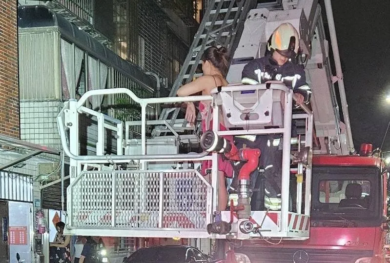 女子與男友吵架爬鐵窗警消用雲梯車救下。（圖／翻攝畫面）