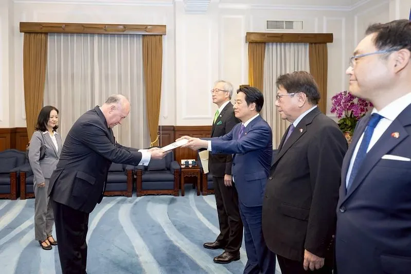 賴清德總統12 日接受「巴拉圭共和國新任駐臺特命全權大使傅達耀呈遞到任國書」。（總統府提供）