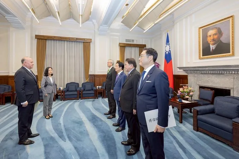 賴清德總統12 日接受「巴拉圭共和國新任駐臺特命全權大使傅達耀呈遞到任國書」。（總統府提供）