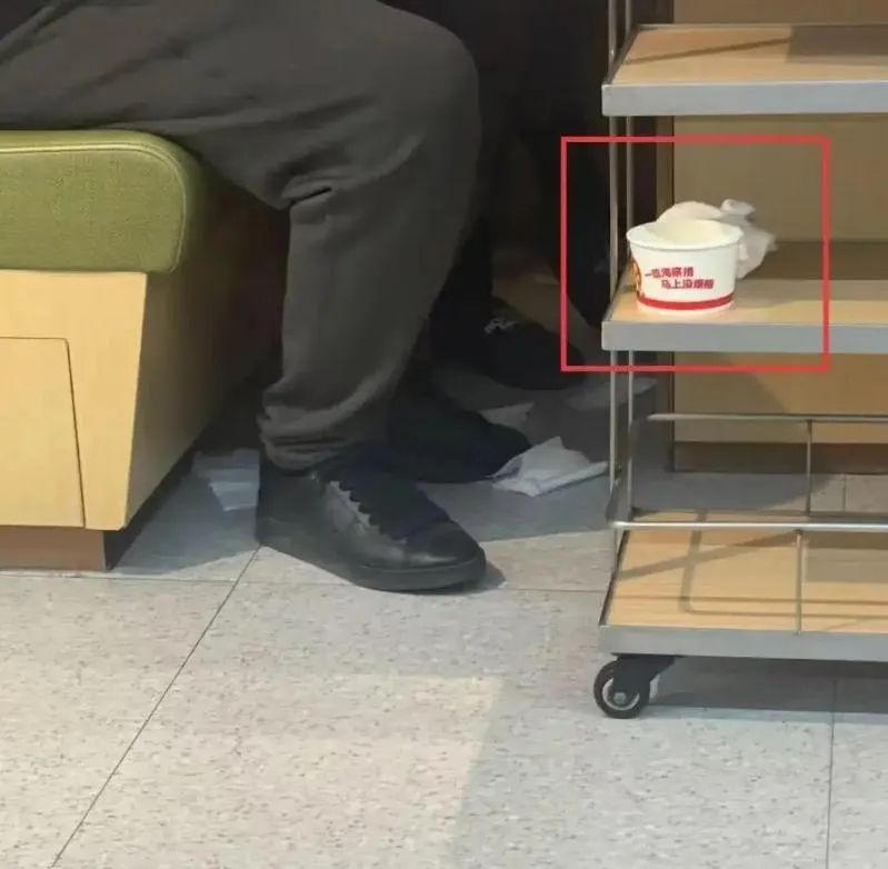 一名寶媽拿紙碗接完孩子尿尿後放備菜籃。（圖／翻攝正在新聞）