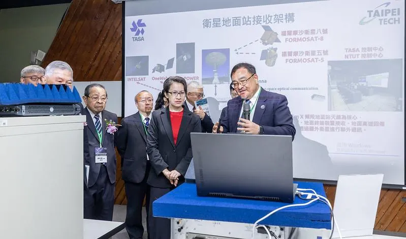 蕭美琴副總統11月20 日出席「B5G低軌衛星關鍵通訊模組產業人才與技術培育基地揭牌儀式」。(總統府提供)