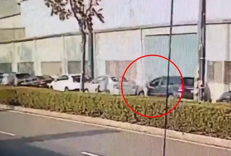 男子步態搖晃、神情渙散，看起來疑似喝醉，手中似乎還握著不明物品，在車輛旁徘徊後便快速離去。（圖 ／翻攝畫面）