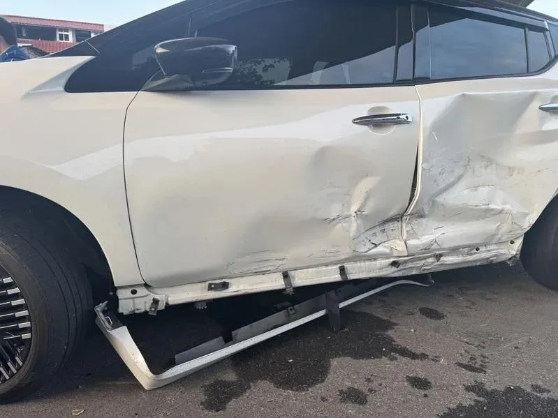 被軍卡撞擊的車輛。（圖／民眾提供）