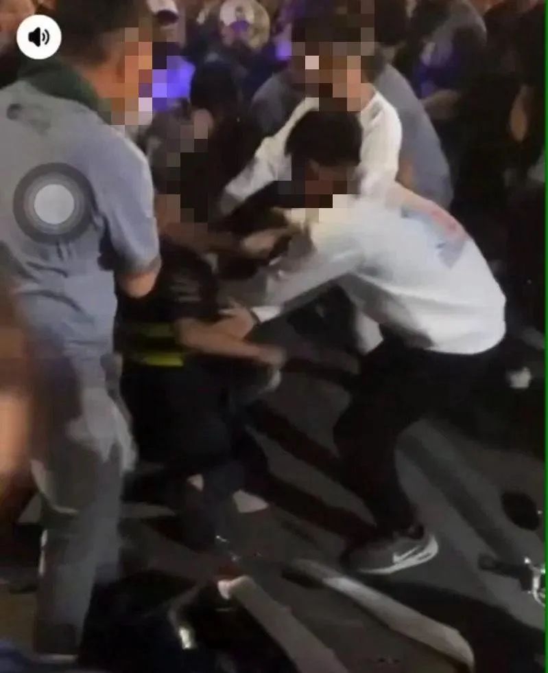 挑釁警方的郭男被民眾合力壓制。（圖／記者爆料網）