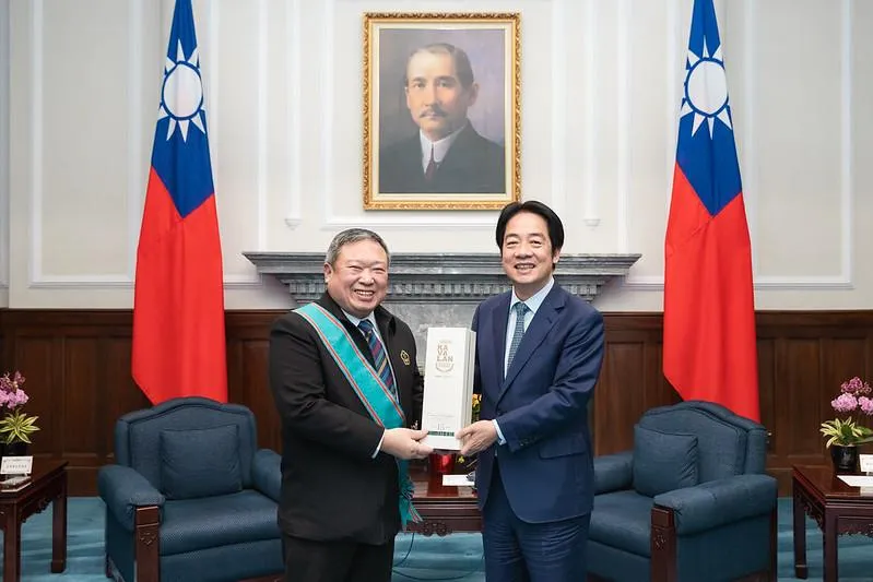 賴清德總統頒授中華奧林匹克委員會榮譽主席林鴻道「一等卿雲勳章」。（總統府提供）