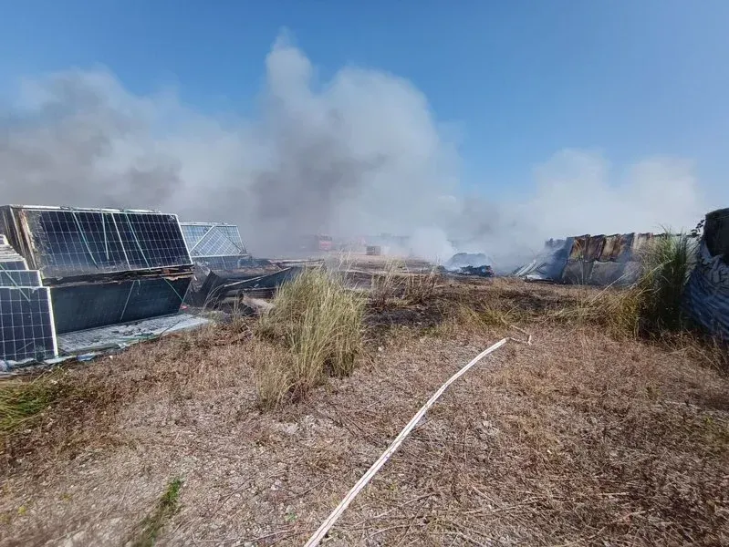 林邊鄉銧昊太陽能板戶外暫置場昨中午發生火警，消防局出動大量人車到場。（圖／屏東縣消防局提供）