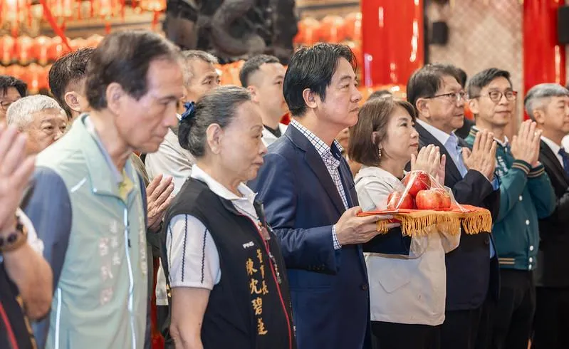 賴清德總統4日下午前往「屏東慈鳳宮」參香祈福揭匾。(圖/總統府提供)