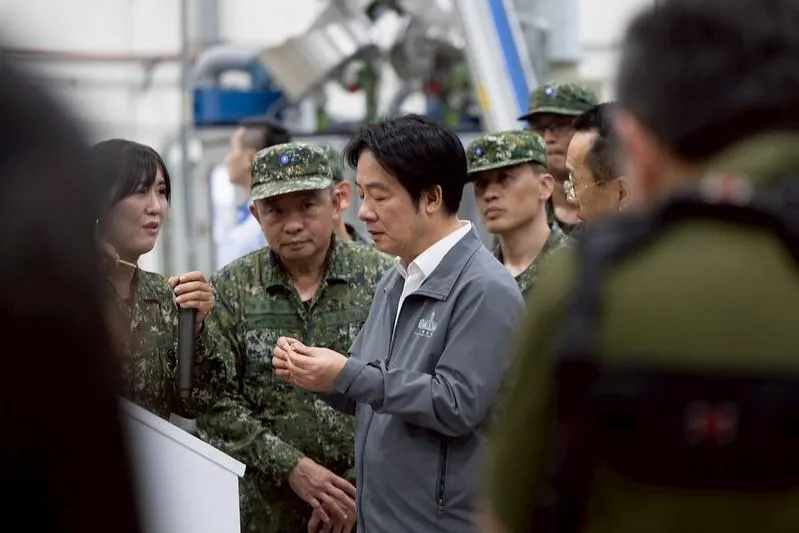 賴清德29日上午前往高雄,先後視導「空軍南部區域作戰管制中心」及「國防部軍備局生產製造中心第205廠」。(圖/翻攝總統府官網)
