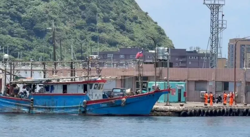 巴威颱風逼近，恐成東北部12年來最強颱。基隆八斗子漁港記取去年沉船教訓，急吊32艘遊艇上岸避難。（圖／翻攝畫面）