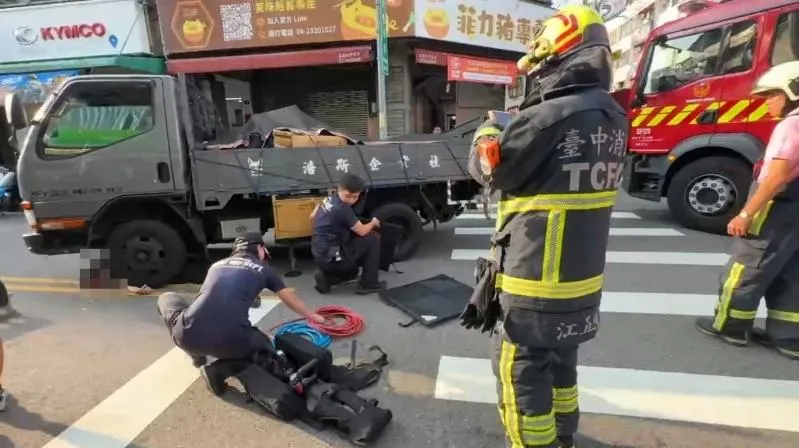 台中一名23歲男子過馬路時，遭左轉小貨車撞倒並捲入車底輾過。（圖／翻攝畫面）