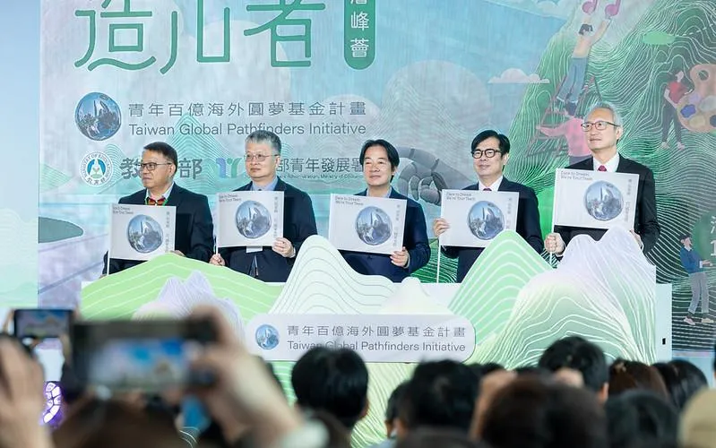 賴清德總統與高雄市長陳其邁同台，出席「115年度青年百億海外圓夢基金計畫高雄成果展記者會」。（圖／總統府提供）
