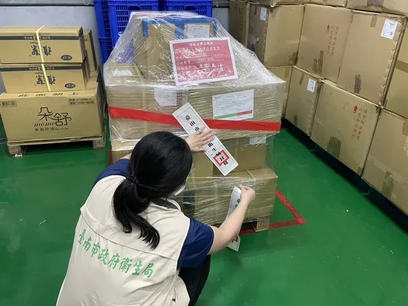 蘇丹紅化妝品風暴擴大，包括古寶無患子、歐萊德、綠藤生技等公司都受牽連。（圖／南市衛生局提供）
