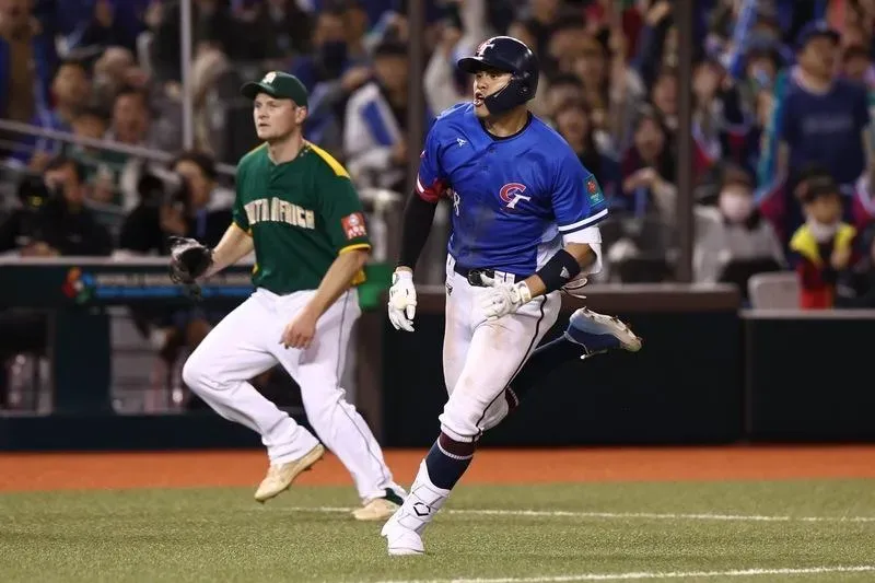 世界棒球經典賽資格賽（WBCQ）中華隊22日在晚場賽事迎戰南非，中華隊打者宋晟睿（右）靠著對手守備失誤加上快腿賣力衝刺，繳出一記場內全壘打，助隊添分。（圖/中央社)