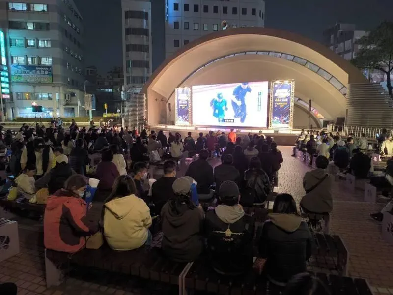 嘉義市政府在中正公園設置戶外轉播應援，民眾到場一同為中華隊加油打氣。（圖/中央社）