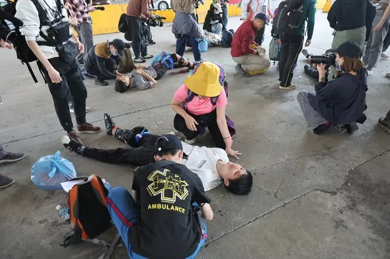 黑熊學院第5屆「藍鵲行動」戶外大型演訓,22日在台北市大佳河濱公園舉行,圖為大量傷患救護。(圖/中央社)