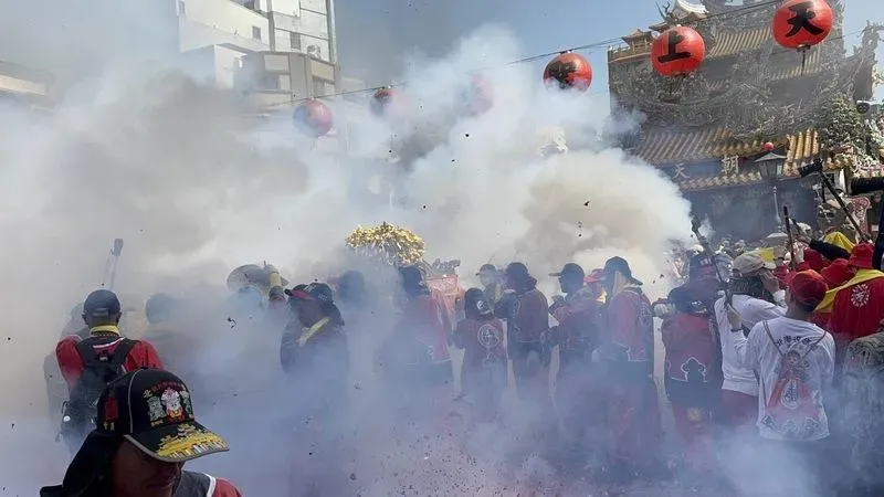 「北港朝天宮迎媽祖」16日熱鬧登場，炸轎、犁炮震撼全場，真人藝閣遊行下午加入，吸引上萬人參與，廟前擠滿人潮。（圖/中央社）