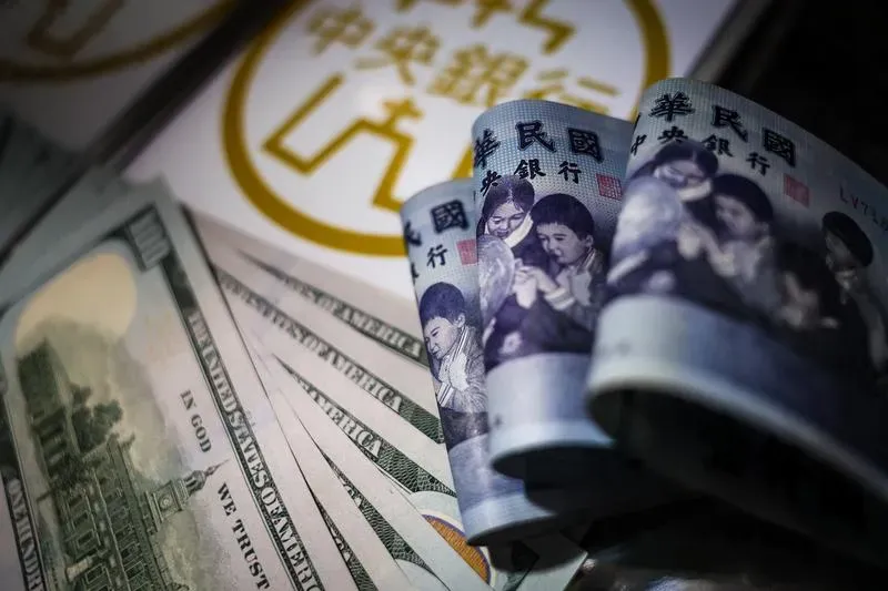 新台幣匯率大貶1.39角，收30.455元，台北及元太外匯市場總成交金額放大至21.2億美元。（圖/中央社）