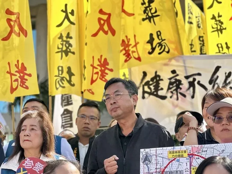 彰化縣二林鎮長蔡詩傑（前中）遭鎮民發動罷免，6日2階連署截止，罷免團體因份數沒達標未送件。圖為蔡詩傑於民國113年11月參與二林芳苑反火葬場自救會赴彰化縣議會陳情活動。（圖/中央社）