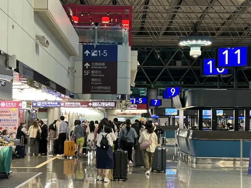 5月29日起至6月2日為桃園機場端午疏運期，預估總運量逾68.7萬人次，出發尖峰為29日，不少民眾趁著連假出國遊玩。（圖/中央社）