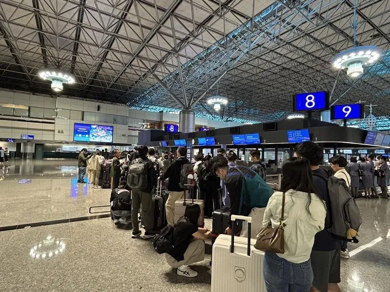 5月29日起至6月2日為桃園機場端午疏運期，29日為出境尖峰日，不少民眾提早到機場報到，現場出入境運作順暢。（圖/中央社）