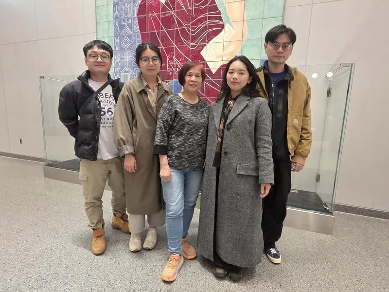 Sora在溫哥華的同學好友以及大溫哥華台灣同鄉會等台灣社群提供很多幫助，共同集氣加油，遭汽車衝撞昏迷一個月的Sora終於甦醒。左起為江奕儒、劉宇庭、吳清桂、嚴啟仁、林峻葳。（圖/中央社）