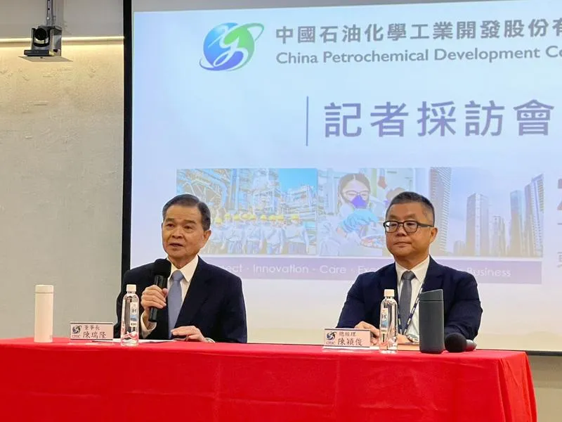 圖左一為中石化董事長陳瑞隆。（圖/中央社）