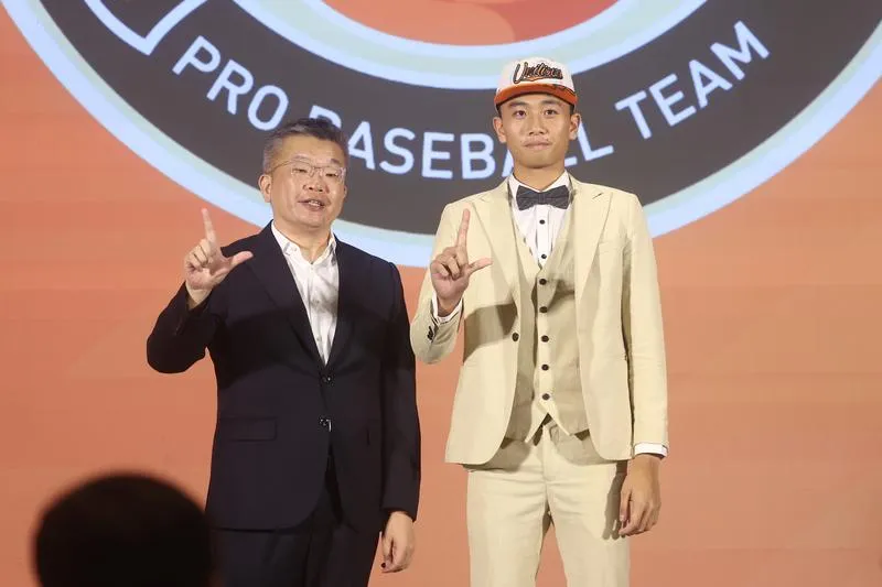 中華職棒統一獅隊28日宣布簽下8名新秀,其中首輪的曾偉喆(右)以簽約金新台幣520萬及激勵獎金100萬、合約總值620萬元加盟。(圖/中央社)