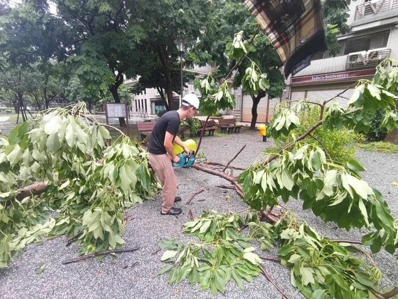 水利局接獲通報後立即啟動緊急應變機制，組成團隊徹夜搶修，開闢緊急導水路線並設置廠區防水擋板設施。（圖／翻攝畫面）