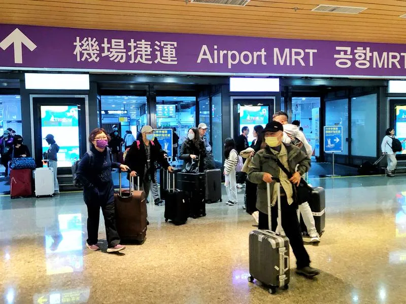 機場捷運配合國防部「2025城鎮韌性防空演習」（原萬安演習），將於17日下午1時30分至2時舉行演習，期間機捷全線正常運行，但到站旅客無法出站，將由站務人員、捷運警察、保全引導至避難區。（圖/中央社）