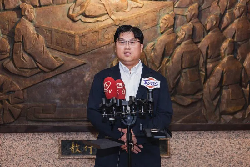 台師大爆發女足教練周台英以扣學分威脅選手配合研究抽血事件，包含校長吳正己、計畫主持人陳忠慶與周台英等人19日下午首度出面道歉。教育部次長朱俊彰稍晚受訪表示，相關人員責任一定會追究到底，絕不寬容。（圖/教育部提供）