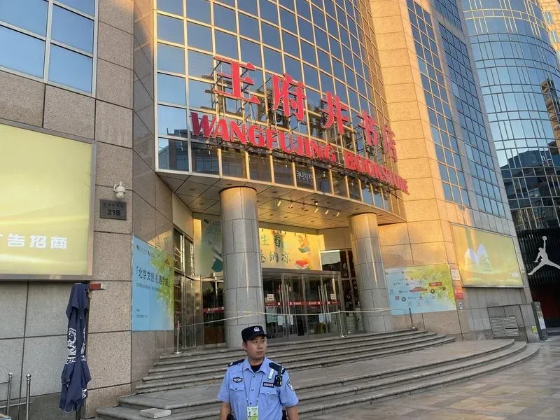 北京王府井書店外頭拉起封鎖線。(圖/中央社)