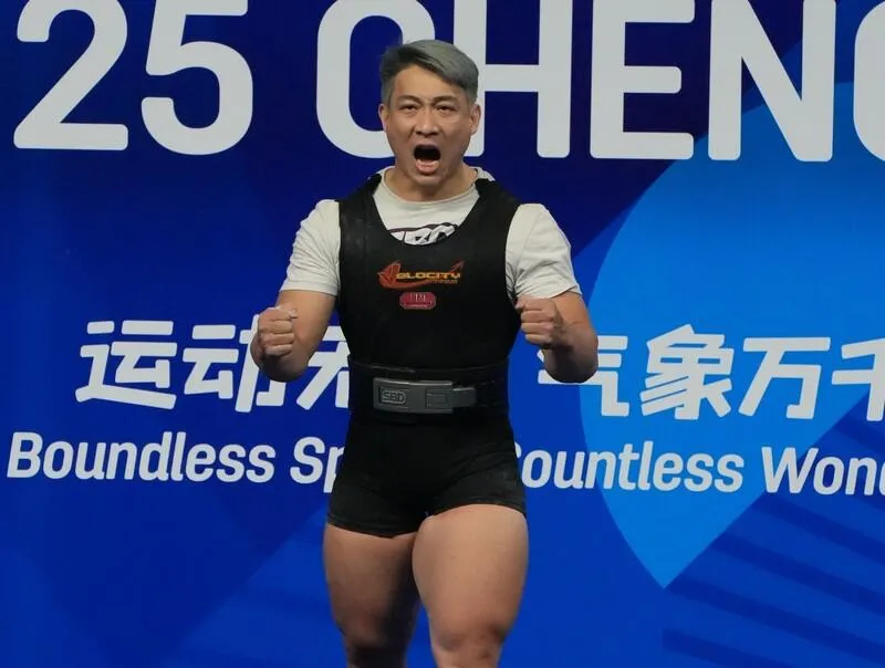 2025成都世運會近尾聲，台灣健力好手江凱傑（圖），16日在男子裝備中量級決賽上演逆轉秀，硬舉最後一把成功挑戰342.5公斤，如願替中華隊再添1面金牌。（圖/中華奧會提供）