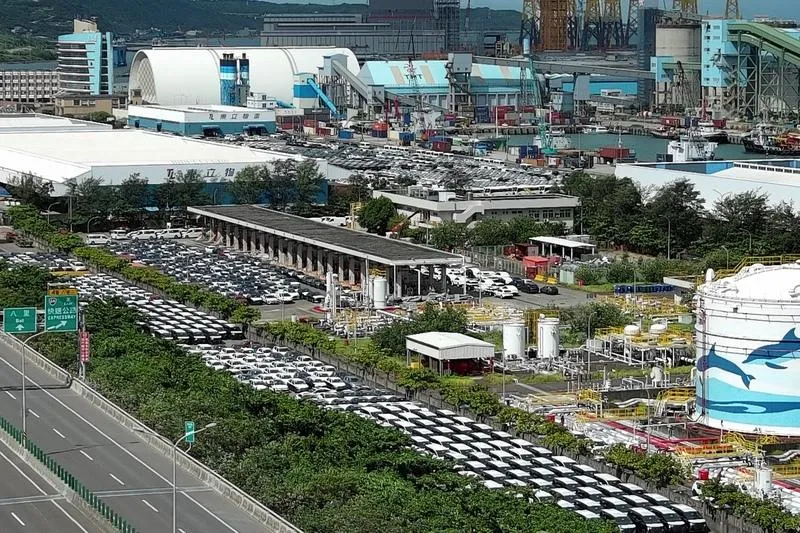 圖為受到關稅衝擊，台北港停滿未報關的進口車。（示意圖/中央社）