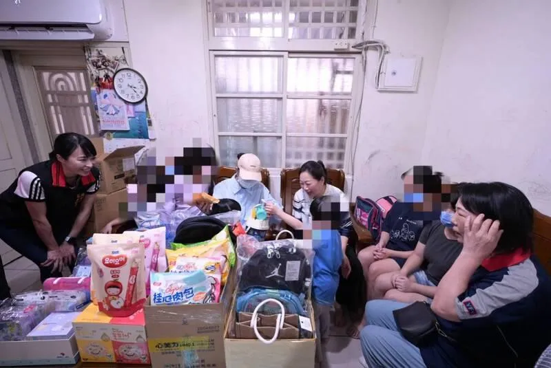 縣長徐榛蔚（中右）日前到蘇家慰問，也指示社會處啟動「專責服務窗口」。（圖／花蓮縣政府提供）