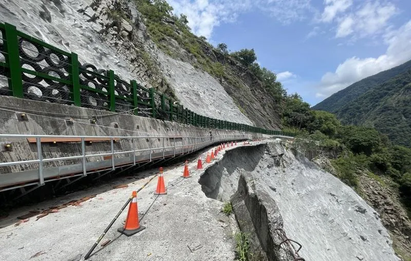 南投縣信義鄉郡大林道因113年地震及強降雨導致4.7公里處路基崩塌，目前封閉修復，預計115年6月前完工通車。（圖／林業及自然保育署南投分署提供）