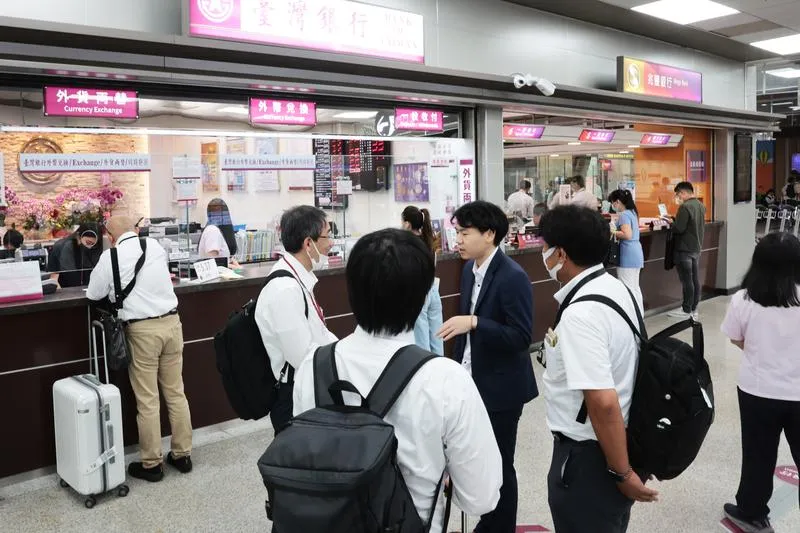 新台幣兌美元一早以30.21元開盤，熱錢湧入催動升值引擎，漲幅迅速擴大至1角以上，盤中最高升抵30.056元，強升1.72角，強勢挑戰30元整數大關。（示意圖/中央社）
