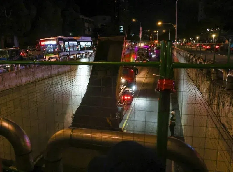 公館圓環開拆先封地下道，砂石車現場卸載。（圖／中央社）