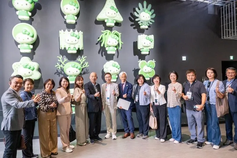 韓國瑜一行參訪大阪世博日本館。(圖/中央社)