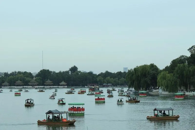 民眾在北海公園划船。(圖/中央社)