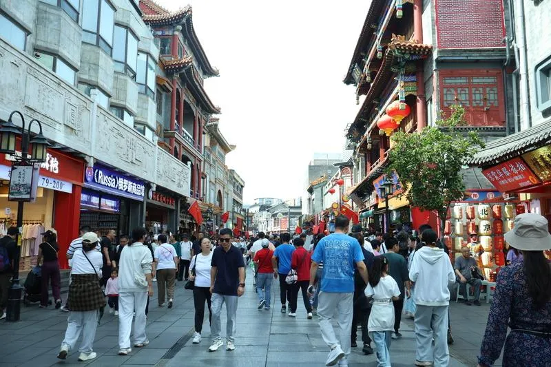 大陸十一長假第一天,前門大街人潮。(圖/中央社)