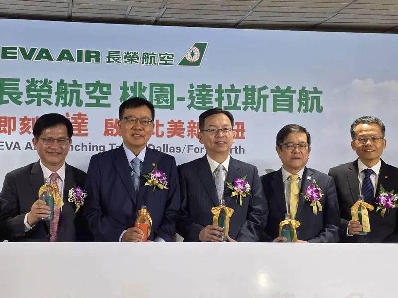 長榮航空睽違9年再度開闢北美新航點，今天首航桃園－達拉斯航線，由長榮航空董事長林寶水（左2）、總經理孫嘉明（右1）邀請外交部長林佳龍（左1）共同主持首航儀式。（圖/中央社）