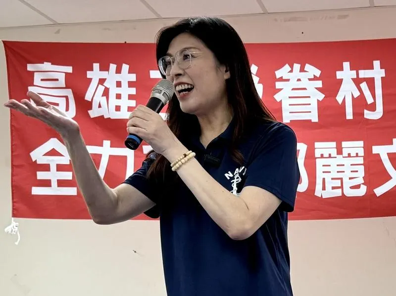 鄭麗文南下左營眷村拉票。(圖/中央社)