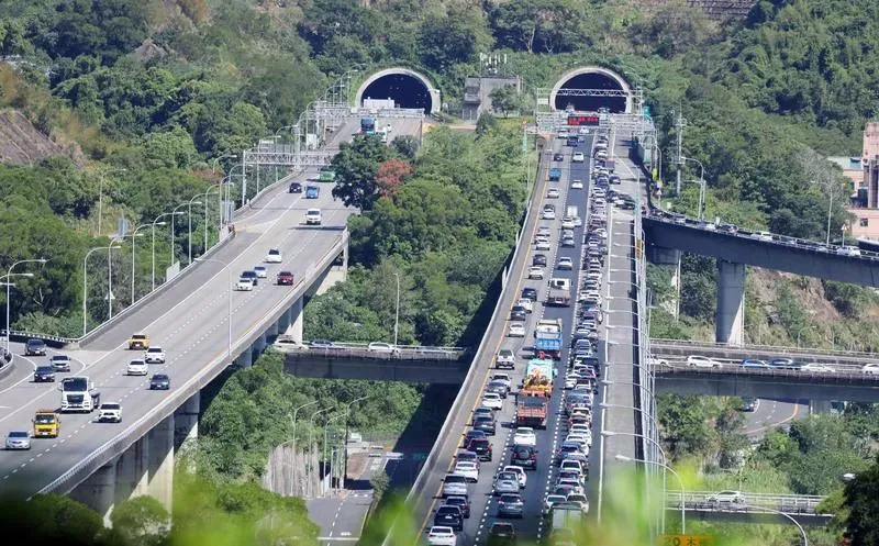 國慶連假首日上午車潮湧現。（圖／中央社）