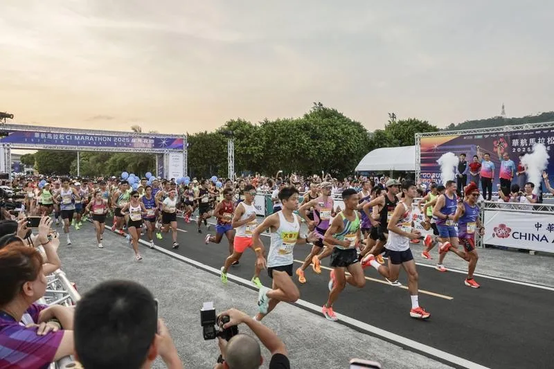 「2025華航馬拉松–星光夜跑」11日傍晚在台北市大佳河濱公園熱鬧登場，跑者在鳴槍後紛紛起跑，盼取得好成績。（圖/中央社）