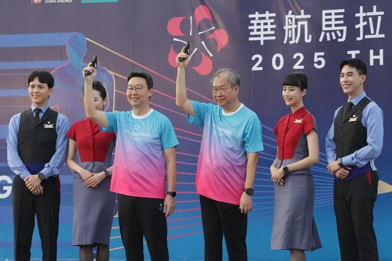 中華航空2025年第2屆馬拉松星光夜跑11日台北大佳河濱公園登場，由華航董事長高星潢（右3）與交通部長陳世凱（左3）共同鳴槍，揭開賽事序幕。（圖/華航提供）