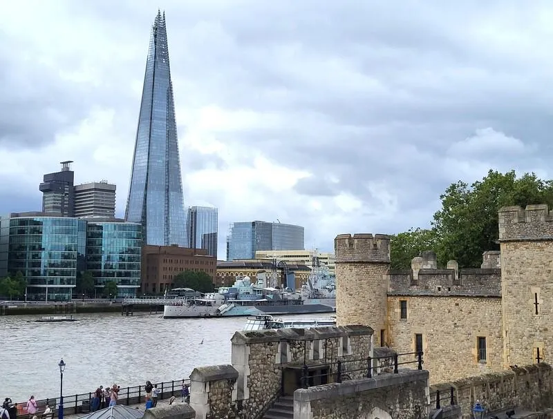 英美聯手打擊跨國詐騙和洗錢，14日對以柬埔寨為基地的大規模跨國犯罪網絡宣布制裁，出身中國的集團犯罪首腦陳志曾在台灣居住，並出入台灣至少10次以上。圖為倫敦金融城周邊一隅。（圖／中央社）